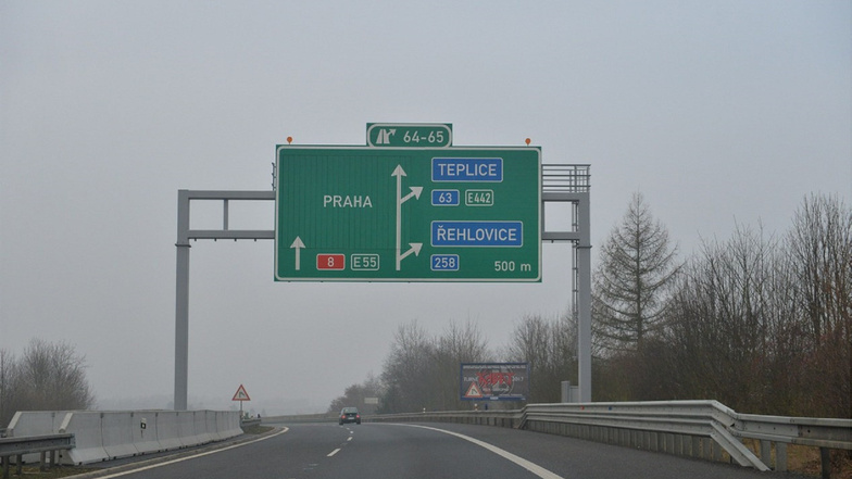 Die Autobahn D 8 hat die Fahrzeit nach Prag erheblich verkürzt. Umsonst darf man nur die ersten 20 Kilometer nutzen und die auch nur in Richtung Prag. Zweimal im Jahr wird die Einhaltung der Vignettenpflicht besonders intensiv kontrolliert.