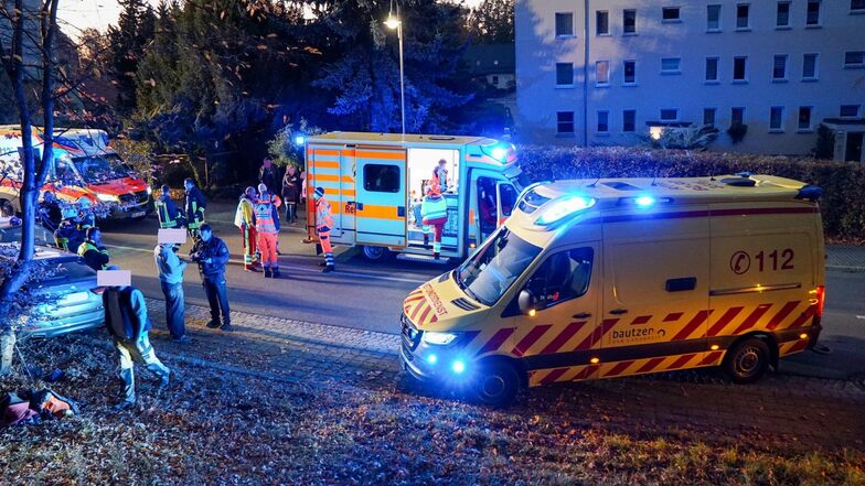 Mehrere Rettungswagen rückten am Donnerstagabend nach Weißenberg aus, nachdem ein Überholmanöver auf der Bahnhofstraße schiefgegangen war.