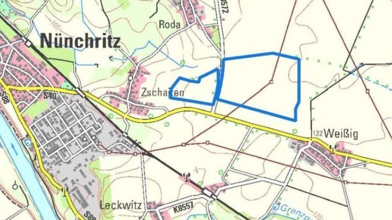 Über 60 Hektar soll sich der Solarpark (blau markiert) auf den Feldern zwischen Zschaiten und Weißig (bei Nünchritz) erstrecken.