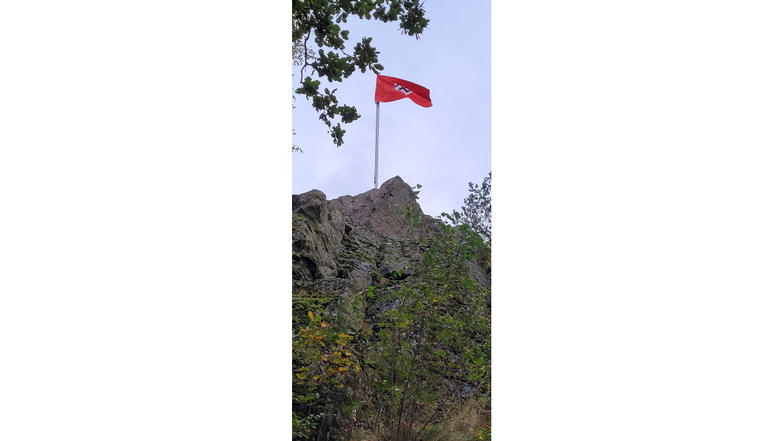 Am Mittwoch sorgte eine Hakenkreuzflagge auf dem mittleren Spitzberggipfel für einen Skandal in Oderwitz.