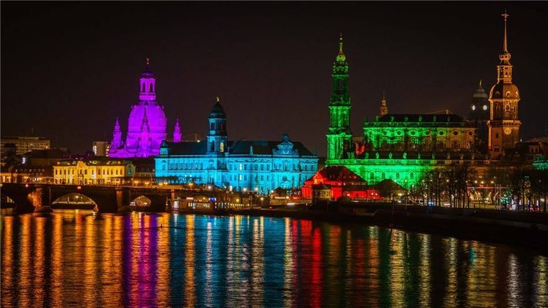 Im Januar 2015 präsentierte sich die Kulisse der Altstadt farbenfroh  zu der Veranstaltung  „Offen und bunt – Dresden für alle!“..