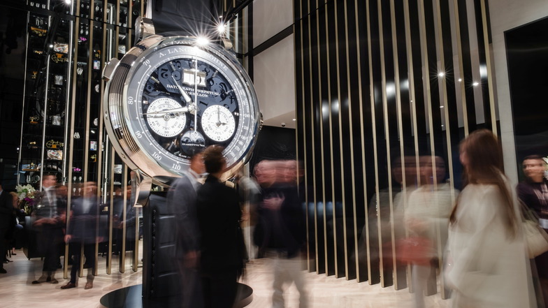 Mit dieser Riesenuhr wirbt der Glashütter Luxusuhrenhersteller derzeit auf der Genfer Uhrenmesse.