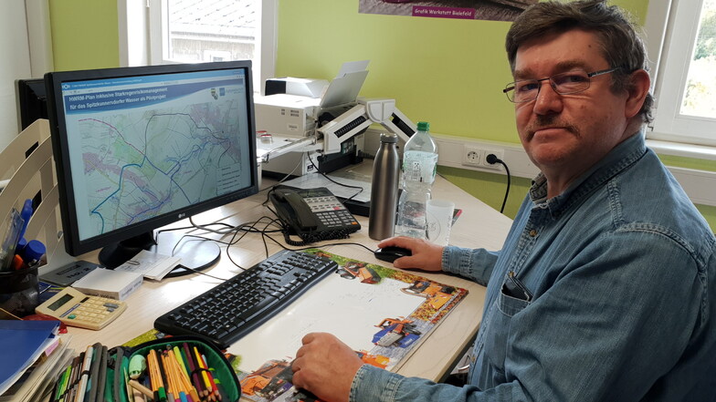 Jürgen Reichel hat die Karten für den Hochwasser-Risiko-Managementplan immer fest im Blick. Er ist in der Gemeindeverwaltung in Leutersdorf für das sächsische Pilotprojekt zum Schutz vor Hochwasser verantwortlich.