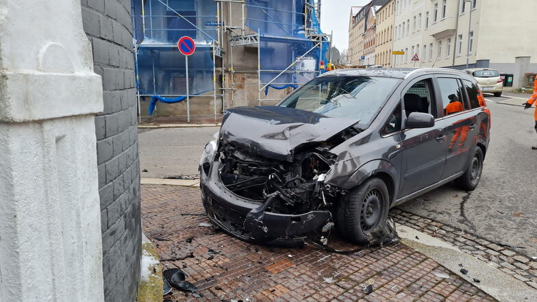 Die Fahrerin eines Opel Zafira ist an der Kreuzung Pestalozzistraße/Franz-Mehring-Straße in Hartha an eine Mauer gefahren.