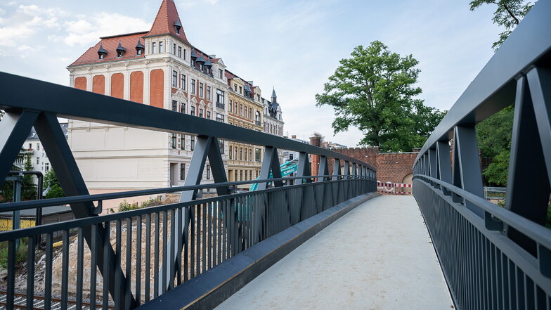 Diese Behelfsbrücke neben der Görlitzer Blockhausbrücke dient während der Bauzeit Fußgängern und Radfahrern zur Überquerung der Bahnstrecke.