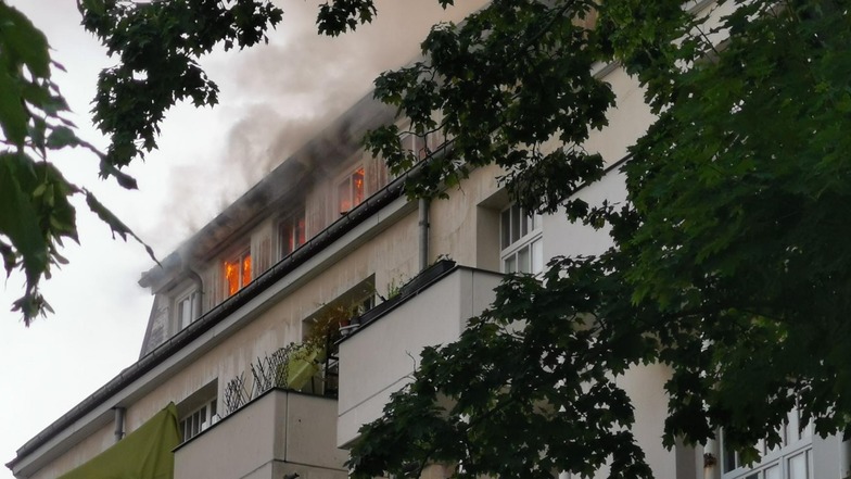 Im Juni 2022 brach im Dachstuhl der Villa am Lahmannring 17 ein Feuer aus, mehrere Menschen wurden verletzt. Nun steht die Brandursache fest.