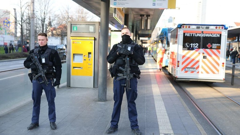 Stark bewaffnete Polizisten sicherten die Straßenbahnhaltestelle ab und stellten mehrere Tatverdächtige.