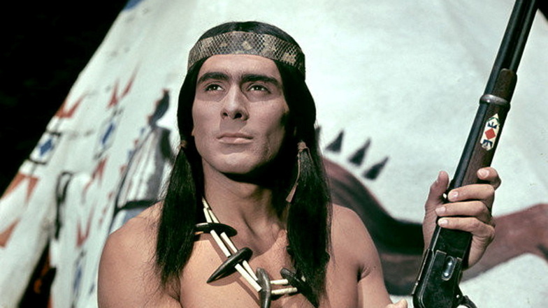 Legendär: Gojko Mitic posiert in seiner Rolle als Tokei-ihto im Defa-Indianerfilms "Die Söhne der großen Bärin", aufgenommen 1965. Mitic galt seit der Premiere des Films am 18. Februar 1966 als ein Idol der DDR-Jugend.