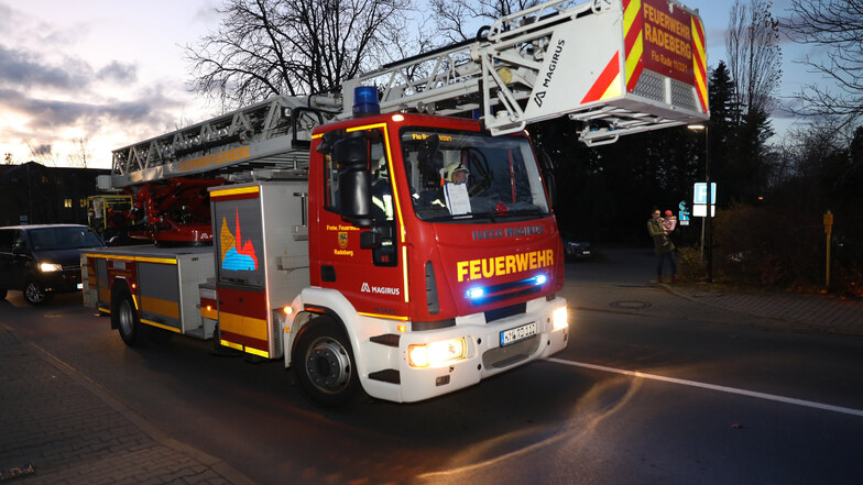 Blaulicht und hohes Tempo: Bei Einsätzen der Feuerwehr zählt jede Minute. In Radeberg ist ein Fahrzeug bei einer Fahrt zum Brandort gestoppt worden. Die Wehr hat Anzeige bei der Polizei erstattet.