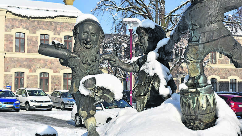 Es passiert nicht oft, dass der Freitaler Handwerkerbrunnen mit Schnee bedeckt ist.