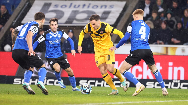 Jakob Lemmer gehört einmal mehr zur Startelf bei Dynamo Dresden. In Bielefeld entwickelt sich von Anfang an ein umkämpftes Spiel.