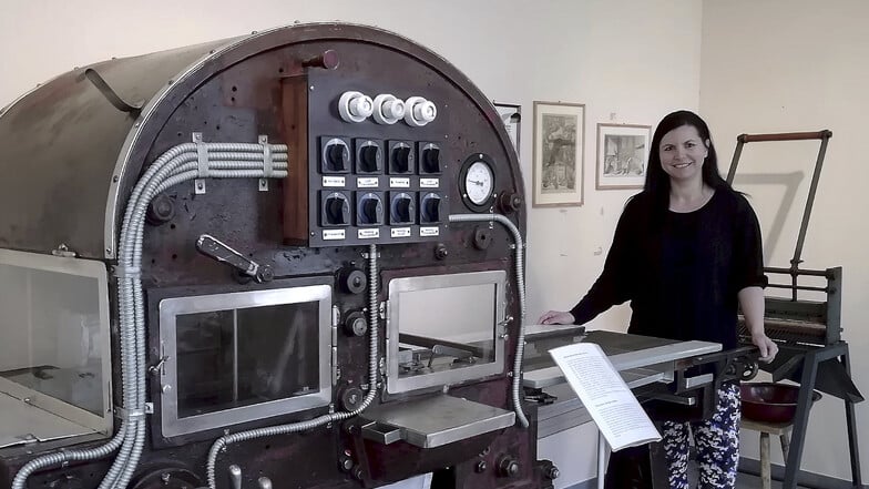 Bianca Schubert führt Gäste durch das Pulsnitzer Pfefferkuchenmuseum - wenn es geöffnet hat. Bald kann sie ihnen auch das neuste Schaustück zeigen. In der Maschine bekommen Pfefferkuchen ihren Schokoüberzug.