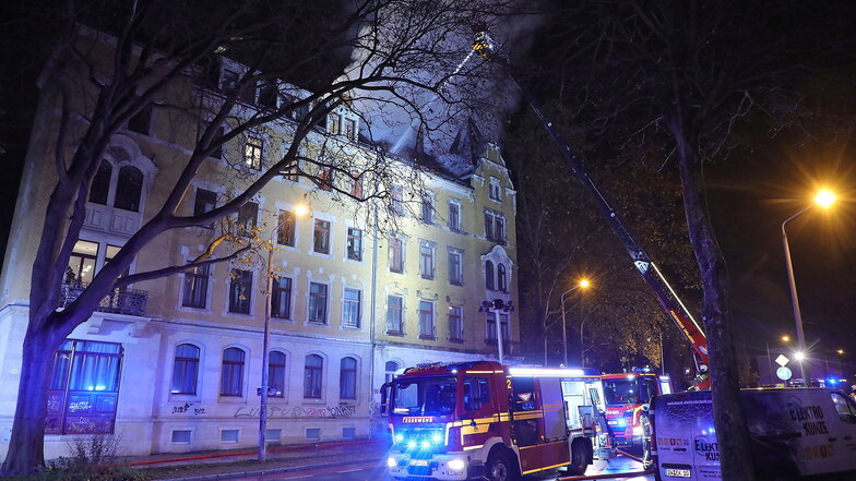 60 Feuerwehrleute rückten Ende November 2023 aus, um einen Großbrand in Dresden-Löbtau zu löschen.