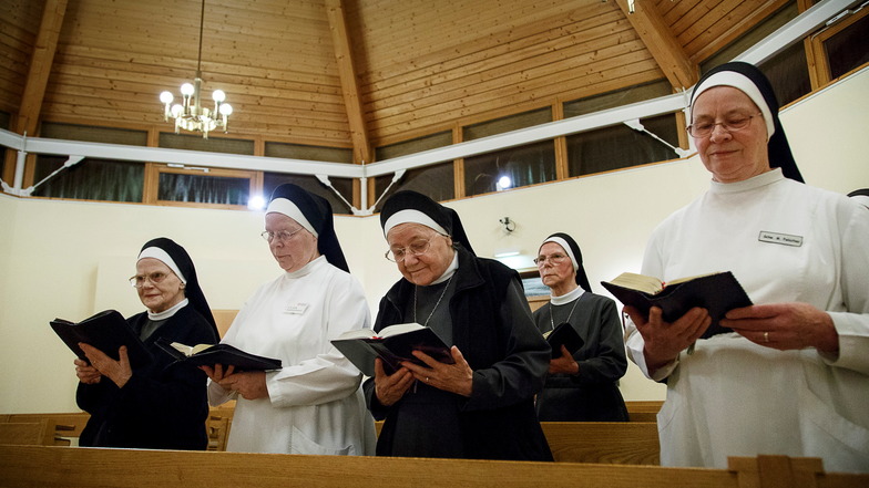 Einige Ordensschwestern in der Kapelle des St. Carolus Krankenhauses, die zweite von links ist Schwester M. Cäcilia.