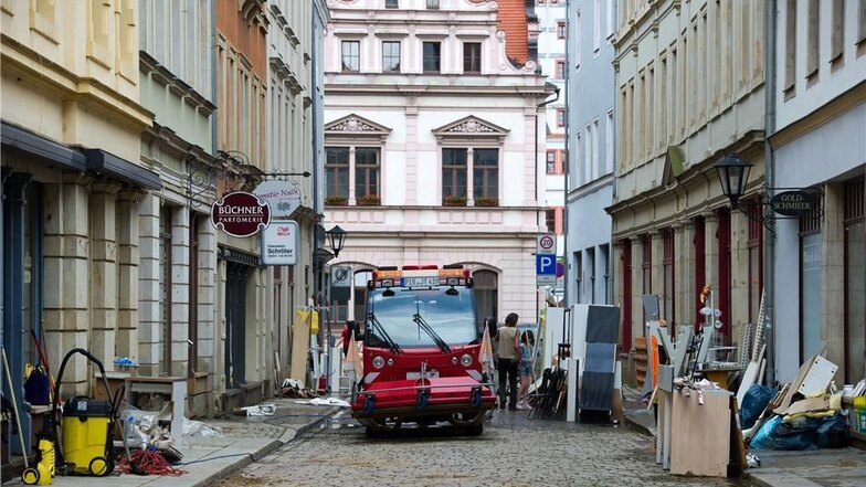 Großes Aufräumen in einer Straße in Pirna.
