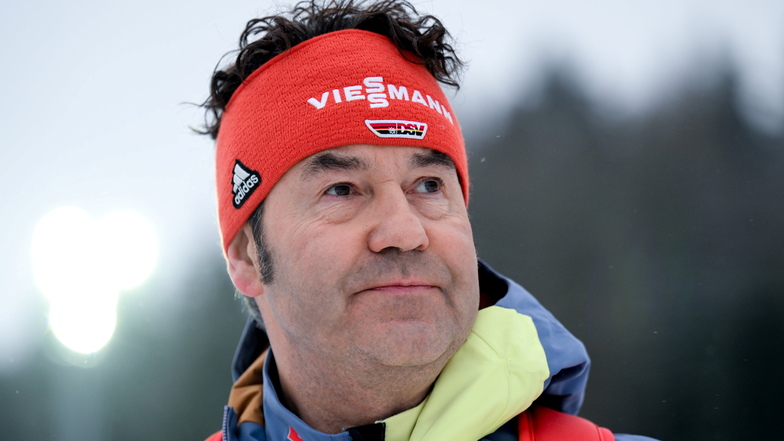 Horst Hüttel, Sportdirektor des Deutschen Ski-Verbandes (DSV), steht im Stadion in Planica.