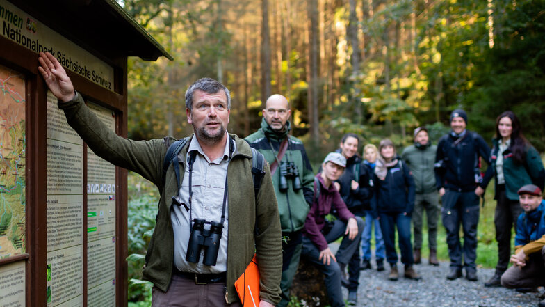 Die angehenden geprüften Natur- und Landschaftspfleger, vorn im Bild Michael Hörenz, lernen natürlich in der Praxis, zum Beispiel bei Exkursionen im Nationalpark Sächsische Schweiz.