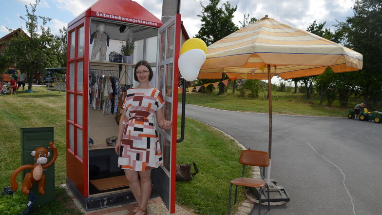 Luisa Bauz hatte die Idee mit der Telefonzelle auf dem Dorf, als der Dorfladen in Melaune schloss. Darin  verkaufte sie zuvor die selbst genähten Kindersachen und suchte nun einen neuen Standort.