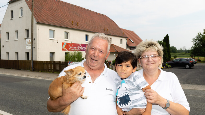Familie Krüger ist angekommen im Malschwitzer Ortsteil Wartha. Seit 2015 betreiben Birgit und Karsten Krüger die Gaststätte Zum Eisvogel. Enkelsohn Thiago ist gern zu Gast. Und Hündin Mira ist sowieso immer dabei.