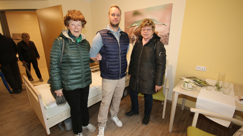 Residenzleiter Nico Schönfelder erläuterte den Besuchern Ingrid Schäfer (links) und Gunda Rudelt, was in dem neuen Pflegeheim geboten wird. DIe Musterzimmer gefielen den meisten Gästen schon sehr gut.