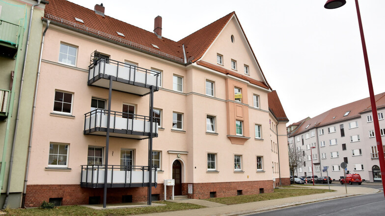 In der Bebelstraße gibt es 73 Quadratmeter Altbau für 599 Euro warm.