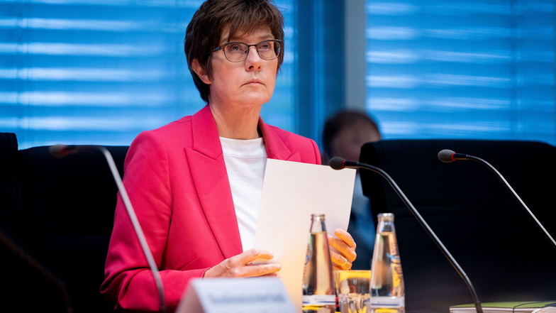 Bundesverteidigungsministerin Annegret Kramp-Karrenbauer (CDU) will über persönliche Konsequenzen aus Fehlern vor der Machtübernahme der Taliban nachdenken.