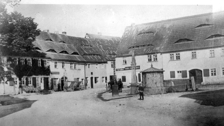 Dieses Bild stammt aus der Zeit vor 1900. Damals lief der Verkehr noch mit Pferden und Fuhrwerken. Damals war auch der Obertorplatz in Dippoldiswalde noch beschaulich.