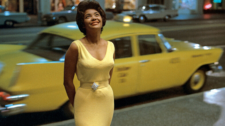 Ein Star bei den Sternen: Jazzsängerin Nancy Wilson 1963 auf dem Hollywood-Boulevard in Los Angeles, wo das Coverfoto für ihr Album „Hollywood – My Way“ gemacht wurde. Die mehrfache Grammy-Gewinnerin war von 1960 bis 1980 bei Capitol Records unter Vertrag