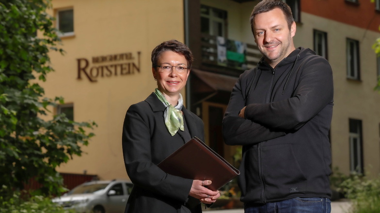 Petra Kloß und Torsten Kloß sind die Betreiber des Berghotels in Sohland auf dem Rotstein. Der Eigentümer wird die Immobilie verkaufen.