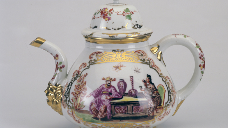 Bereits 1723 soll diese Teekanne aus dem Besitz des jüdischen Sammlers Ernst Gallinek von dem berühmten Maler Johann Gregorius Höroldt gestaltet worden sein.