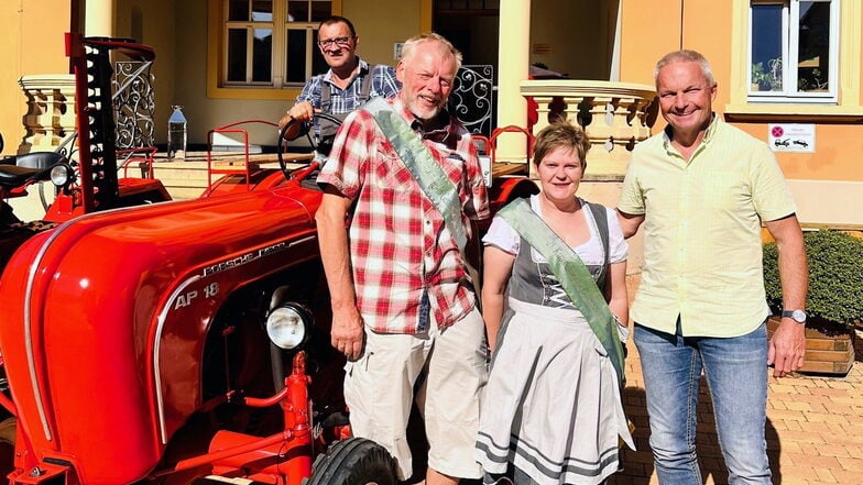 Der Bürgermeister der Gemeinde Jahnatal Dirk Schilling (rechts) mit  dem neuen  Kartoffelkönig Frank Zill aus Nossen und Vorjahres-Königin Kerstin Fleischer, die diesmal  auf dem zweiten Platz landete.