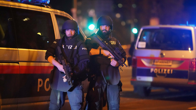 In Wien sind gestern bei einer terroristischen Attacke mindestens fünf Personen getötet worden.
