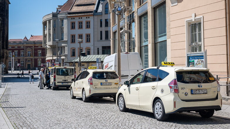 Taxis am Marienplatz in Görlitz: Fahrgäste müssen für eine Tour künftig tiefer in die Tasche greifen.