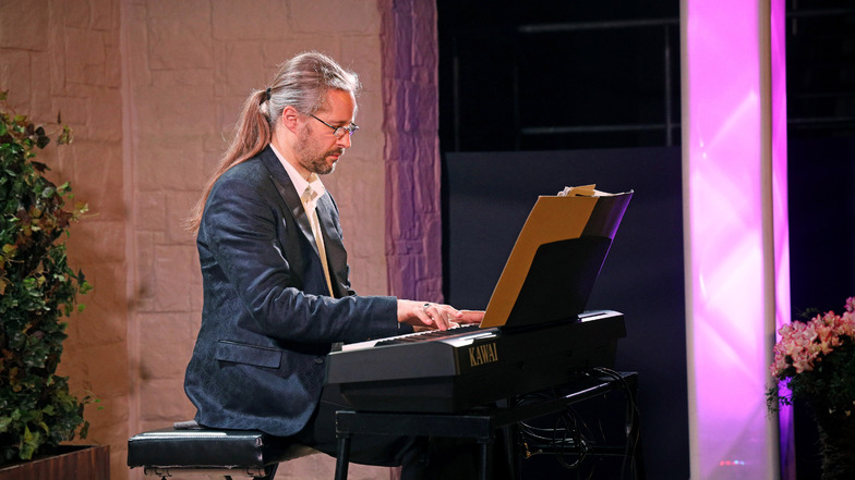 während der Dresdner Pianist Florian Schumann von der Bühne aus für sanfte Klänge sorgte. Zum Genuss für die Ohren...