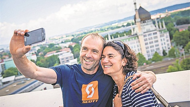 Gestaunt Ein romantisches Foto mit der Yenidze im Hintergrund machten Ulrich Neudert und Susanne Felber von der Dachterrasse der Sächsischen Zeitung. Die beiden waren aus Ilmenau zu einer Hochzeit angereist und genossen das Canaletto-Fest als Zugabe. Gern
