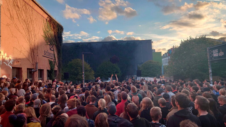 Kraftklub geben Spontan-Konzert vor der Scheune in Dresden