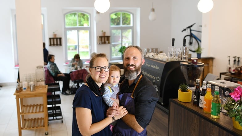 Kalle Steege mit seiner Frau Patricia und Tochter Mayna beim Start seines Cafés vor einem Jahr.