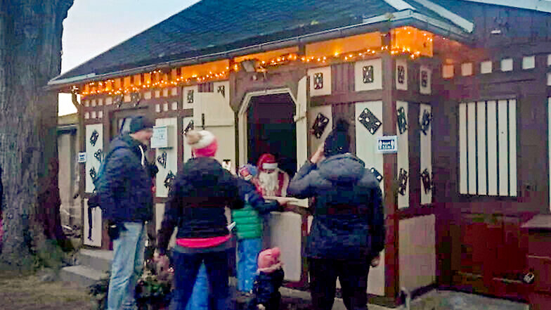 An den Adventssonntagen wartet der Weihnachtsmann im Pfefferkuchenhaus im Pulsnitzer Stadtpark auf die Kinder.
