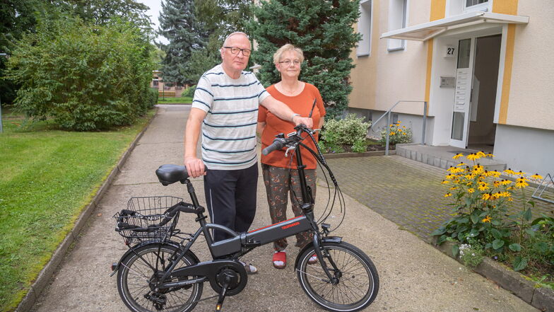Dieter Herrmann (mit Ehefrau Sylvia) muss zwangsweise mit dem Fahrrad fahren, weil er seinen Führerschein nicht zurückbekommt.