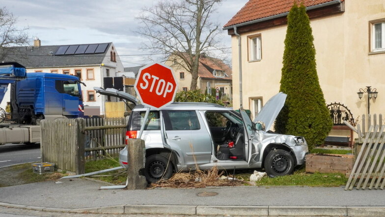 Elstra: Skoda-Fahrer bei Unfall schwer verletzt