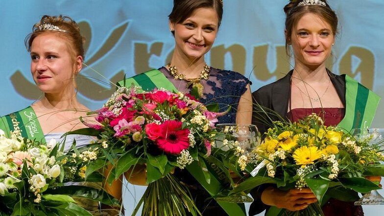 Blumen gab es auch für die Weinprinzessinnen Anna Bräunig und Sandra Ruhland.
