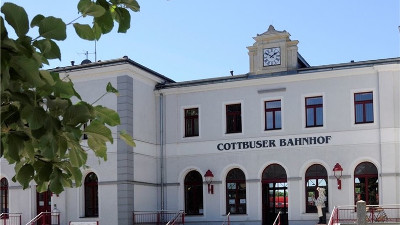 Großenhain Erster Eindruck: Der Cottbuser Bahnhof ist ein gepflegtes Gebäude, das mit seiner Farbgestaltung gut ins Umfeld passt. Bahnhofshalle:  Die kleine Bahnhofshalle teilen sich Bistro und Servicezentrum, getrennt durch eine Glaswand. Fahrkarten: Tic