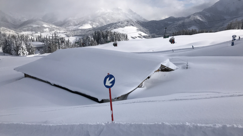 Fast verschwunden: Almhütte im Skigebiet Fieberbrunn.