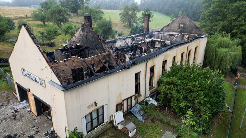 Bei einem Brand im ehemaligen Gasthof "Am Mühlenberg" in Ehrenberg wurde das komplette Dach zerstört