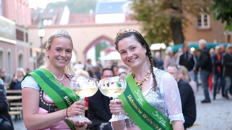Die sächsische Weinkönigin Nicole Richter und die Weinprinzessin Sabrina Papperitz eröffneten das Meißner Weinfest auf dem Schulplatz der Altstadt. Beide besuchten am Wochenende auch das Weinfest in Radebeul.