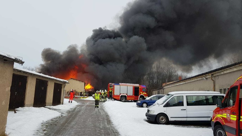 Die Wilsdruffer Feuerwehr musste am Dienstagvormittag einen Brand in Wilsdruff löschen. Dort stand eine Lagerhalle in Flammen.