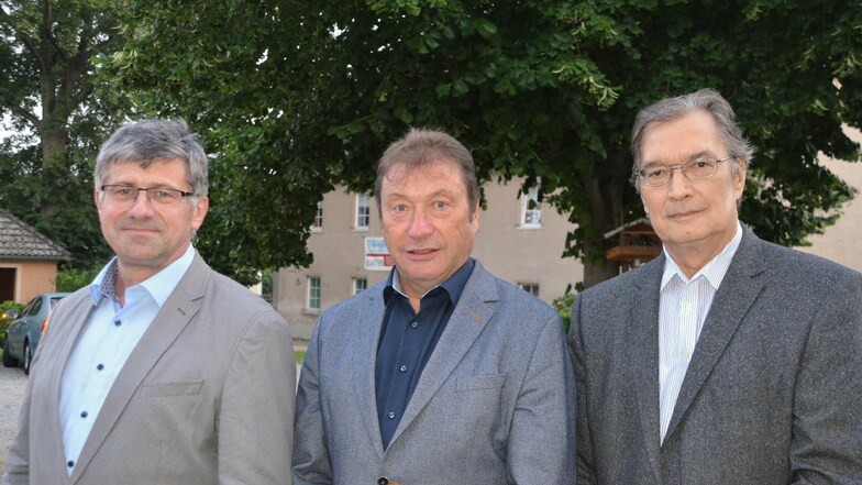 Suchen nach Lösungen: Bürgermeister Bernd Kalkbrenner (Mitte), Moderator der Bürgerrunde Dr. Thomas Tanneberger (links) und Ingenieur Thomas Richter, Vorstandsvorsitzender AgroSax.
