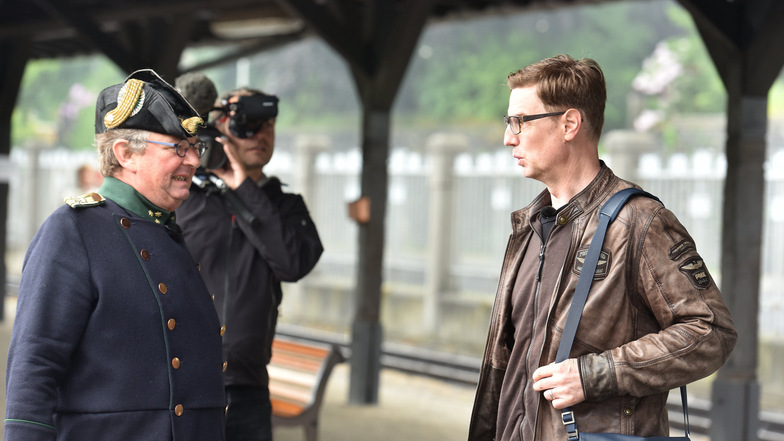 Alfred Simm begrüßte am Freitag im Namen der Zittauer Schmalspurbahn am Bahnhof Florian Simbeck, den Moderator der Sat1-Sendung "Grenzenlos".
