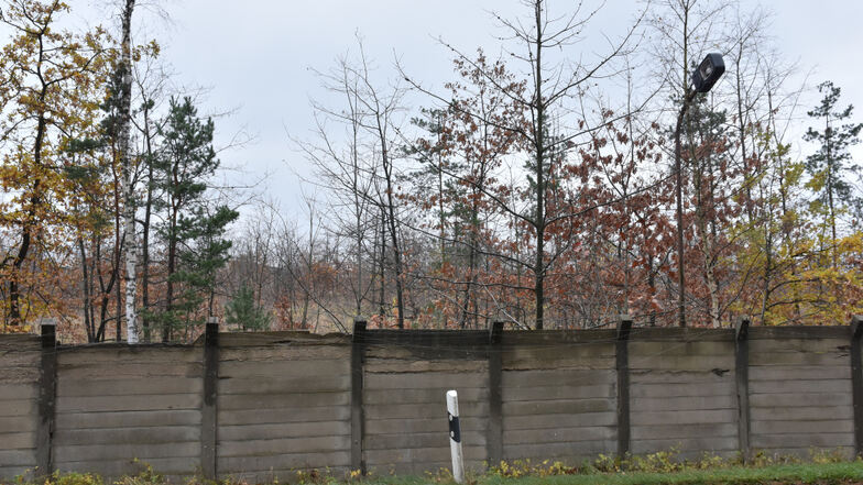 Entlang der B 96 zwischen Nardt und Schwarzkollm ist die Mauer, die das ehemalige Lager der Bereitschaftspolizei umgibt, gut zu sehen. Bald wird sie rundherum abgerissen. Auf dem Areal wird ein Solarpark entstehen.