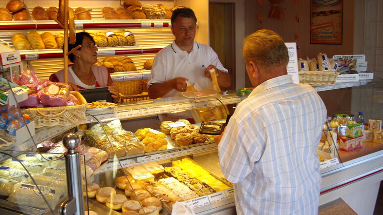 Lothar Bienst, Vorsitzender der Fraktion der CDU im Kreistag, verkaufte vor einigen Jahren im Rahmen einer Aktion Backwaren in der Bäckerei Höfchen in Daubitz.